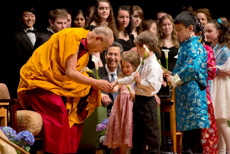 Đức Dalai Lama luôn gần gũi với mọi người, nhất là các bạn nhỏ